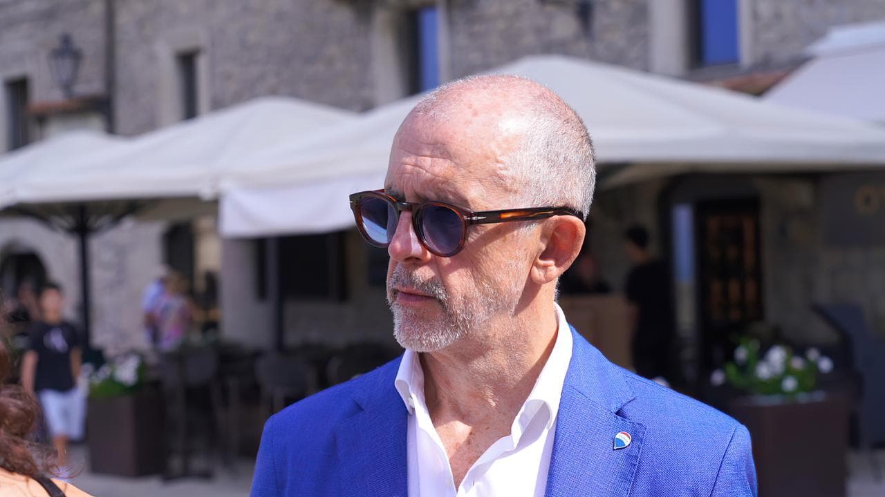 Lorenzo Faetanini durante una consulenza immobiliare a San Marino